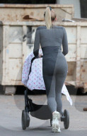 PREMIUM EXCLUSIVE Sophie Turner already skinny in tights after baby Willa