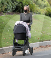 PREMIUM EXCLUSIVE Sophie Turner already skinny in tights after baby Part2 Willa