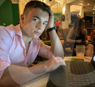 FEATURE - Der britische Neandertaler: Student Luis Williamson lebt ein Jahr lang in einem selbstgebautem Steinzeithaus im Wald von Cotswold