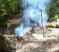 FEATURE - Der britische Neandertaler: Student Luis Williamson lebt ein Jahr lang in einem selbstgebautem Steinzeithaus im Wald von Cotswold