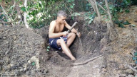 FEATURE - Der britische Neandertaler: Student Luis Williamson lebt ein Jahr lang in einem selbstgebautem Steinzeithaus im Wald von Cotswold