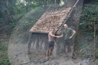 FEATURE - Der britische Neandertaler: Student Luis Williamson lebt ein Jahr lang in einem selbstgebautem Steinzeithaus im Wald von Cotswold