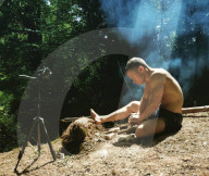 FEATURE - Der britische Neandertaler: Student Luis Williamson lebt ein Jahr lang in einem selbstgebautem Steinzeithaus im Wald von Cotswold