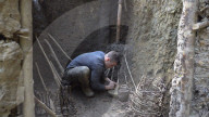 FEATURE - Der britische Neandertaler: Student Luis Williamson lebt ein Jahr lang in einem selbstgebautem Steinzeithaus im Wald von Cotswold