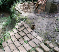 FEATURE - Der britische Neandertaler: Student Luis Williamson lebt ein Jahr lang in einem selbstgebautem Steinzeithaus im Wald von Cotswold