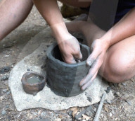 FEATURE - Der britische Neandertaler: Student Luis Williamson lebt ein Jahr lang in einem selbstgebautem Steinzeithaus im Wald von Cotswold