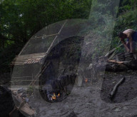FEATURE - Der britische Neandertaler: Student Luis Williamson lebt ein Jahr lang in einem selbstgebautem Steinzeithaus im Wald von Cotswold