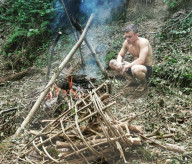FEATURE - Der britische Neandertaler: Student Luis Williamson lebt ein Jahr lang in einem selbstgebautem Steinzeithaus im Wald von Cotswold