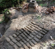 FEATURE - Der britische Neandertaler: Student Luis Williamson lebt ein Jahr lang in einem selbstgebautem Steinzeithaus im Wald von Cotswold