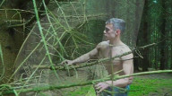 FEATURE - Der britische Neandertaler: Student Luis Williamson lebt ein Jahr lang in einem selbstgebautem Steinzeithaus im Wald von Cotswold