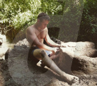FEATURE - Der britische Neandertaler: Student Luis Williamson lebt ein Jahr lang in einem selbstgebautem Steinzeithaus im Wald von Cotswold