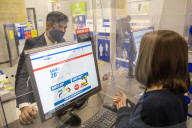 UK Chancellor visits a branch of Screwfix 
