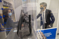UK Chancellor visits a branch of Screwfix 