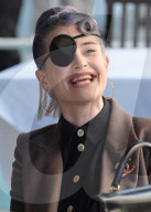 PEOPLE - Kelly Osbourne mit einer Augenklappe in West Hollywood nach einer schminkbedingten Verletzung