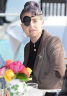 PEOPLE - Kelly Osbourne mit einer Augenklappe in West Hollywood nach einer schminkbedingten Verletzung