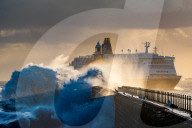 FEATURE -  Wellen am Tynemouth Pier, North Shields, UK
