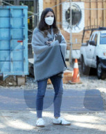 PREMIUM EXCLUSIVE Jennifer Garner is freezing wrapped in a blanket