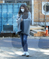 PREMIUM EXCLUSIVE Jennifer Garner is freezing wrapped in a blanket