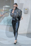 PEOPLE - Hailey Bieber trŠgt schwarzglŠnzende Latex-Hosen