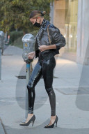 PEOPLE - Hailey Bieber trŠgt schwarzglŠnzende Latex-Hosen