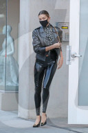 PEOPLE - Hailey Bieber trŠgt schwarzglŠnzende Latex-Hosen