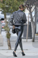 PEOPLE - Hailey Bieber trŠgt schwarzglŠnzende Latex-Hosen