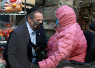 NEWS - New Yorks Gouverneur Cuomo hilft bei der Thanksgiving-Lebensmittelverteilung mit