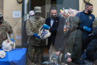 NEWS - New Yorks Gouverneur Cuomo hilft bei der Thanksgiving-Lebensmittelverteilung mit