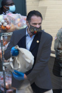 NEWS - New Yorks Gouverneur Cuomo hilft bei der Thanksgiving-Lebensmittelverteilung mit