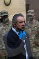 NEWS - New Yorks Gouverneur Cuomo hilft bei der Thanksgiving-Lebensmittelverteilung mit
