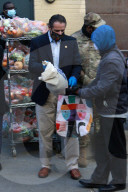 NEWS - New Yorks Gouverneur Cuomo hilft bei der Thanksgiving-Lebensmittelverteilung mit