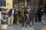 NEWS - New Yorks Gouverneur Cuomo hilft bei der Thanksgiving-Lebensmittelverteilung mit