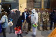 NEWS - New Yorks Gouverneur Cuomo hilft bei der Thanksgiving-Lebensmittelverteilung mit