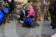 NEWS - New Yorks Gouverneur Cuomo hilft bei der Thanksgiving-Lebensmittelverteilung mit