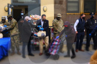 NEWS - New Yorks Gouverneur Cuomo hilft bei der Thanksgiving-Lebensmittelverteilung mit