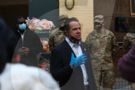 NEWS - New Yorks Gouverneur Cuomo hilft bei der Thanksgiving-Lebensmittelverteilung mit