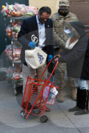 NEWS - New Yorks Gouverneur Cuomo hilft bei der Thanksgiving-Lebensmittelverteilung mit