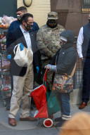 NEWS - New Yorks Gouverneur Cuomo hilft bei der Thanksgiving-Lebensmittelverteilung mit