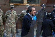 NEWS - New Yorks Gouverneur Cuomo hilft bei der Thanksgiving-Lebensmittelverteilung mit