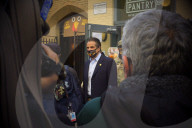 NEWS - New Yorks Gouverneur Cuomo hilft bei der Thanksgiving-Lebensmittelverteilung mit
