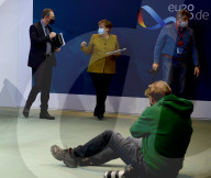 NEWS - Bundeskanzlerin Merkel nach Videokonferenz mit BundeslŠndern