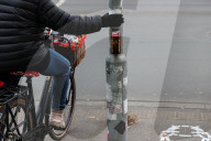 NEWS - Coronavirus: Europaweit erster kontaktloser Ampeltaster in DŸsseldorf