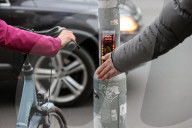 NEWS - Coronavirus: Europaweit erster kontaktloser Ampeltaster in DŸsseldorf