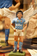 FEATURE - Neapel: Terrakotta-Figuren für die Krippe von Maradona und US-Präsident Biden
