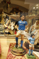 FEATURE - Neapel: Terrakotta-Figuren für die Krippe von Maradona und US-Präsident Biden

