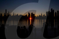 FEATURE - Fast wie Stonehenge: Das Licht der aufgehenden Sonne fällt durch die Strassenschluchten von New York