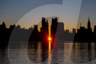 FEATURE - Fast wie Stonehenge: Das Licht der aufgehenden Sonne fällt durch die Strassenschluchten von New York