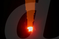 FEATURE - Fast wie Stonehenge: Das Licht der aufgehenden Sonne fällt durch die Strassenschluchten von New York
