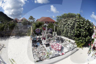 PEOPLE - Das Grab von Johnny Hallyday auf Saint Barthelemy ist komplett neu dekoriert worden