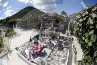 PEOPLE - Das Grab von Johnny Hallyday auf Saint Barthelemy ist komplett neu dekoriert worden